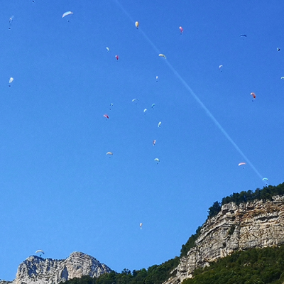 Le ballet des parapentistes de la Coupe Icare