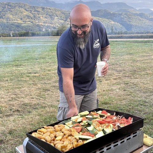 Manueel Mulero qui prépare les légumes