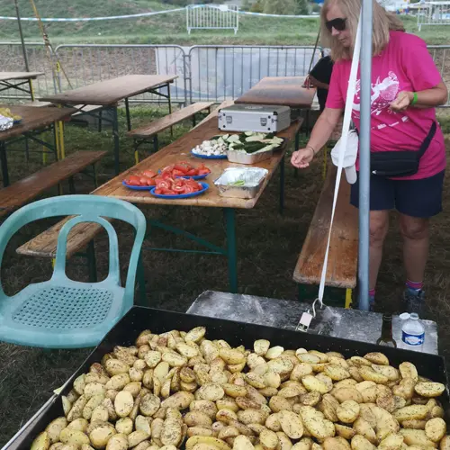 La préparation du buffet par les bénévoles
