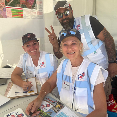 Laurence, Manuel et Nadège attendent les pilotes