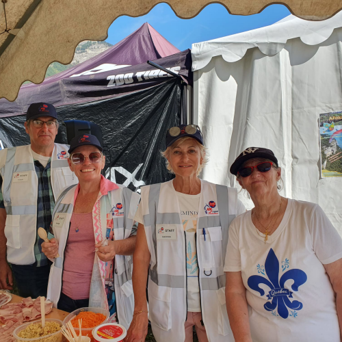 Les bénévoles préparent le buffet pour les pilotes et leurs familles.
