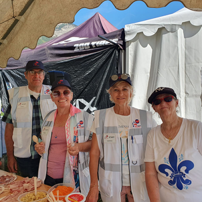 Les bénévoles préparent le buffet pour les pilotes et leurs familles.