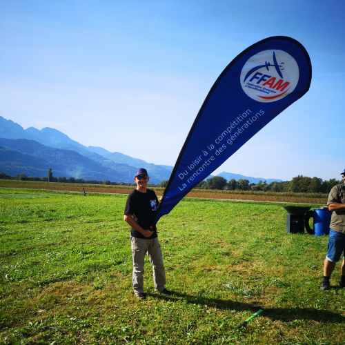 La flamme de la FFAM tenue par Philippe