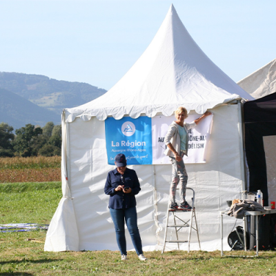 Nadege et Laurence prépare la tente du pôle logistique