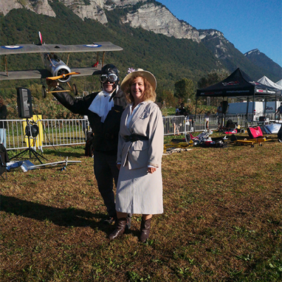 Un couple qui représente l'aeromodelisme de la Coupe Icare 2025
