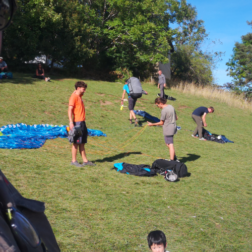 Les parapentistes qui se préparent