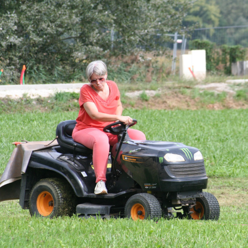 Nadège qui tond la piste pour les pilotes