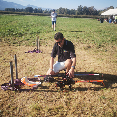 Le pilote Romain Lenhardt qui prépare son hélicoptère