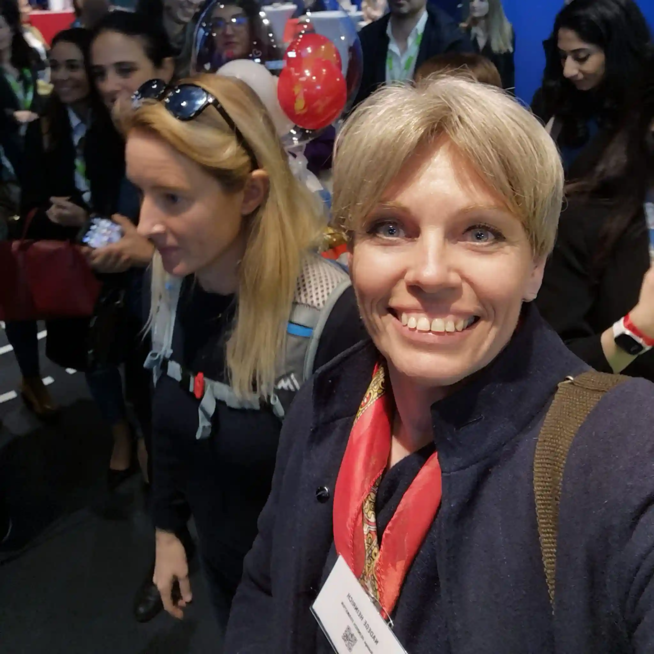 Nadege sourit à pleine dent lors du forum Ose à Nice en 2025