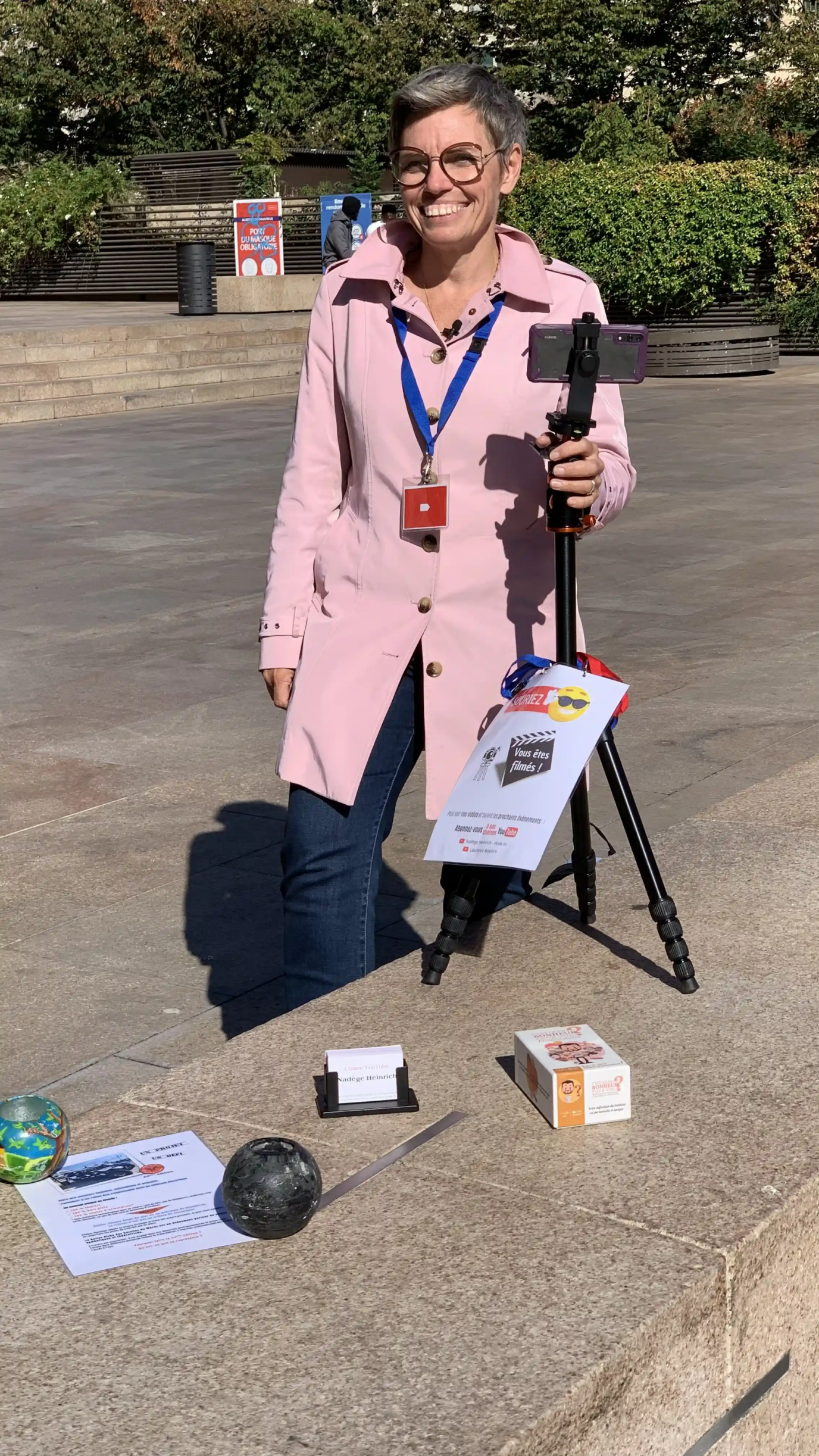 Nadège HEINRICH Coach professionnelle entraine Laurence à parler aux passants de Marseille