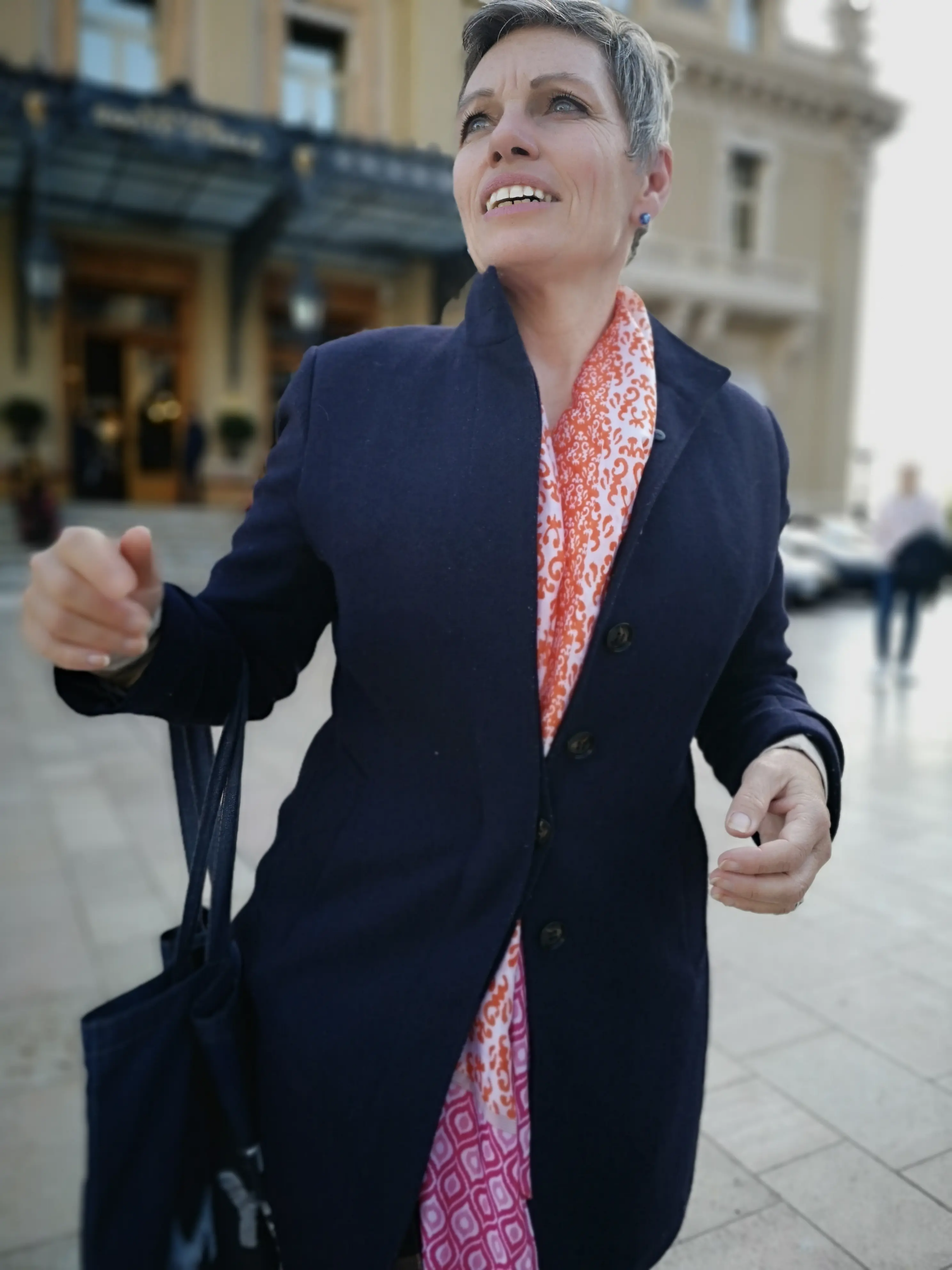 Nadège devant le Casino de Paris à Monaco en Janvier 2024