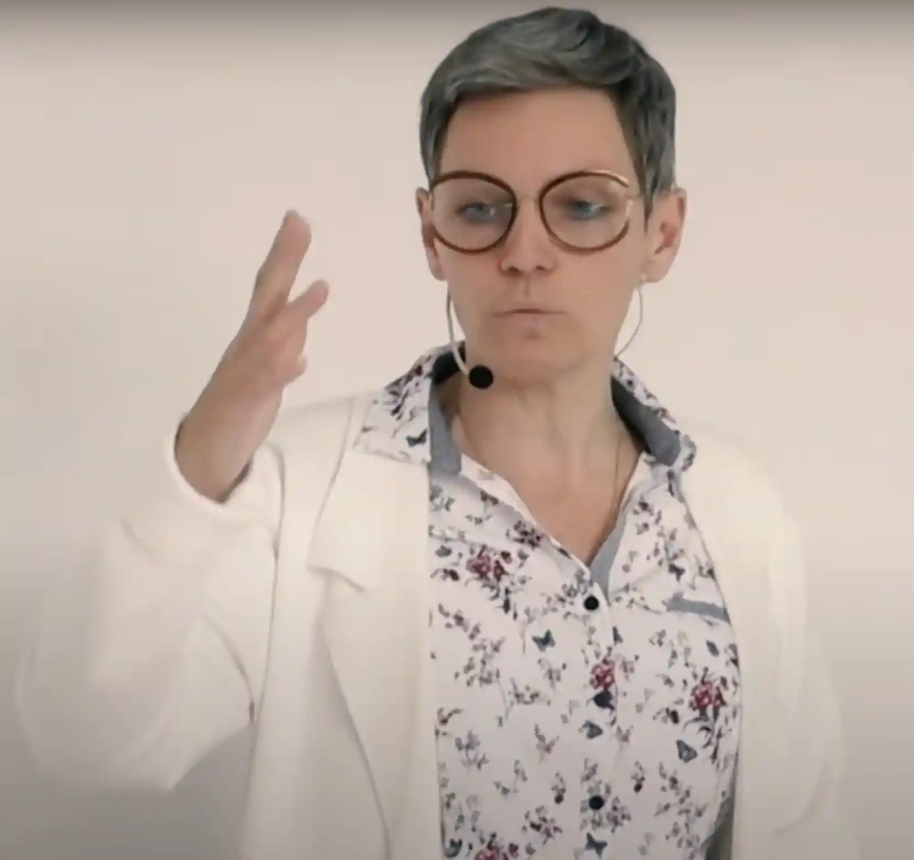 Nadege Heinrich prend la parole lors d'une joute oratoire improvisée