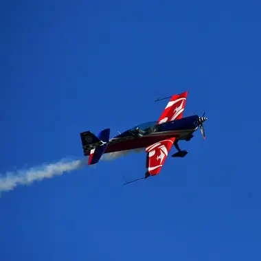 Mains du pilote sur la télécommande d'avion Coaching lancement projet Var PACA